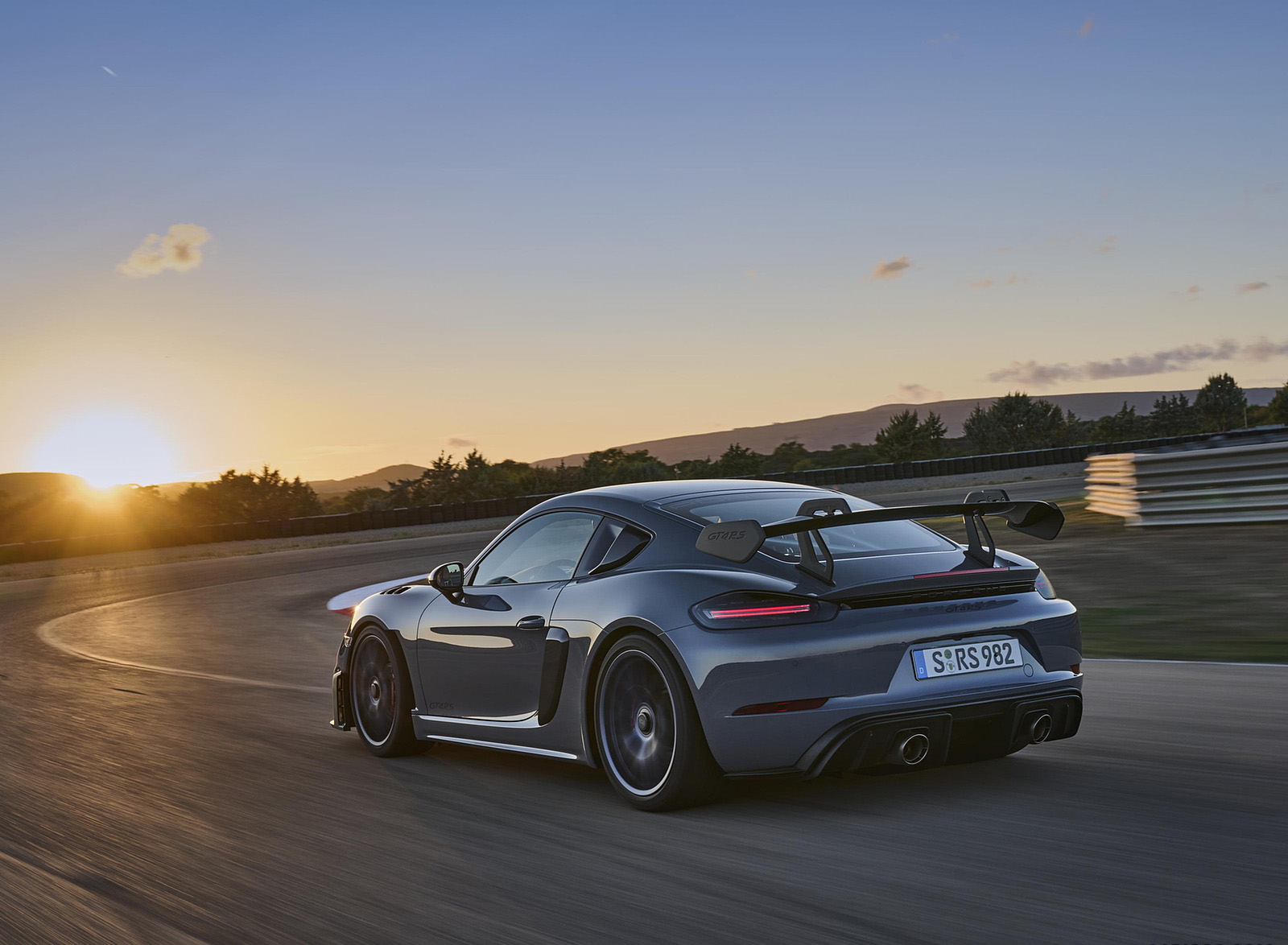 2022 Porsche 718 Cayman GT4 RS Rear Three-Quarter Wallpapers (10)
