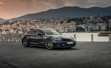 2022 Porsche Panamera 4 E-Hybrid Platinum Edition (Color: Jet Black Metallic) Front Three-Quarter Wallpapers 450x275 (12)