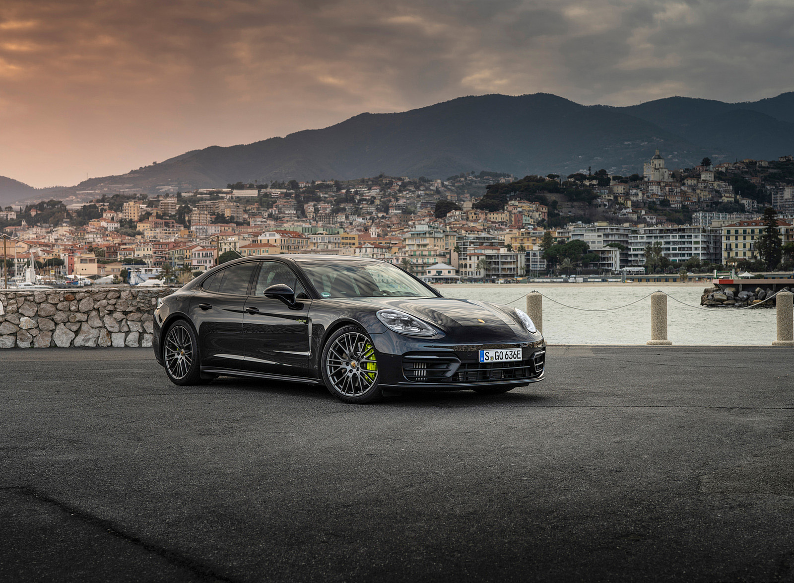 2022 Porsche Panamera 4 E-Hybrid Platinum Edition (Color: Jet Black Metallic) Front Three-Quarter Wallpapers (12)