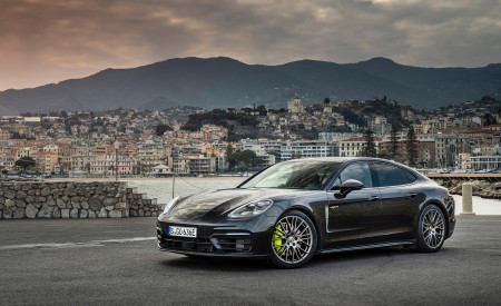 2022 Porsche Panamera 4 E-Hybrid Platinum Edition (Color: Jet Black Metallic) Front Three-Quarter Wallpapers  450x275 (13)