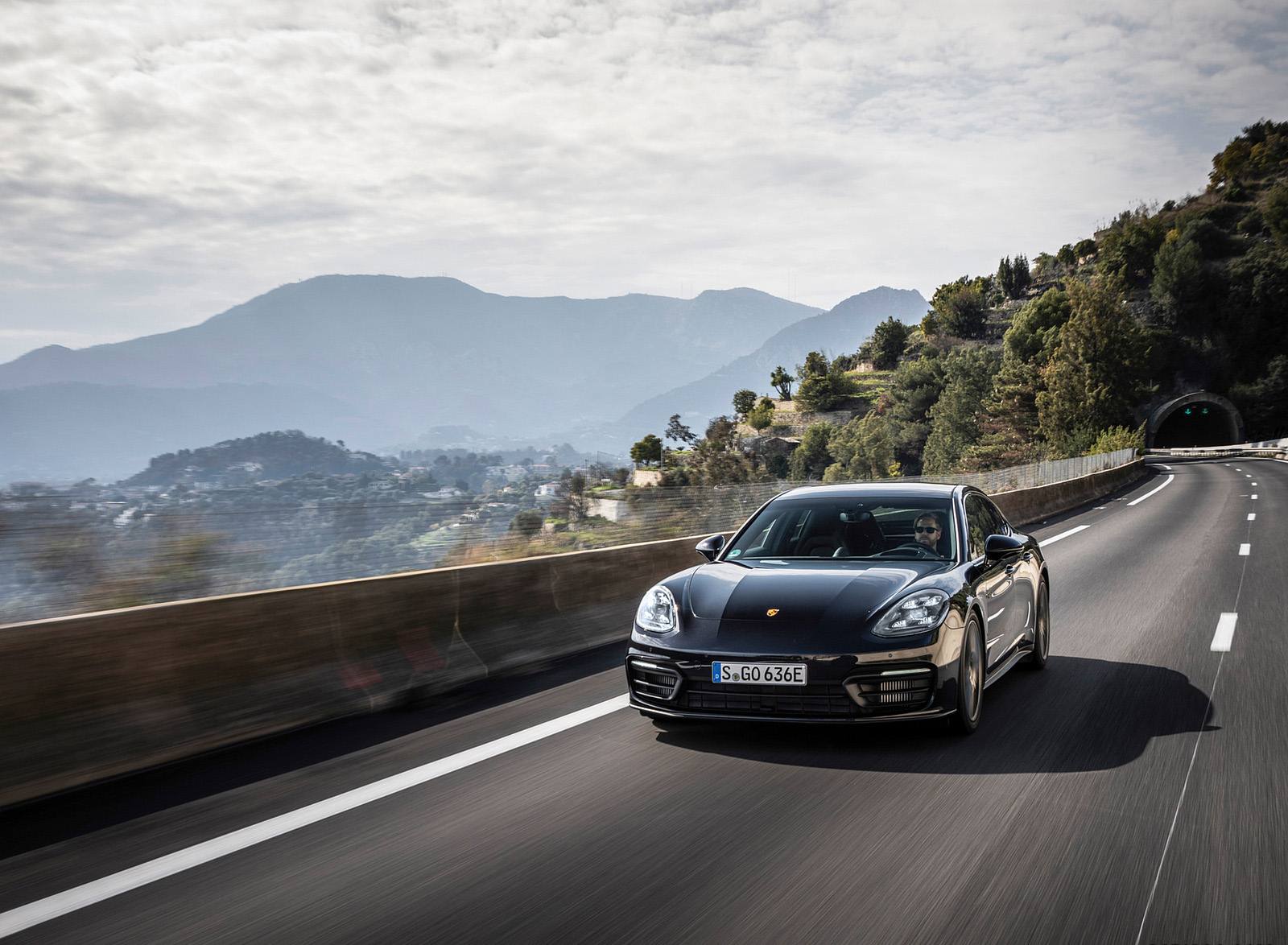 2022 Porsche Panamera 4 E-Hybrid Platinum Edition (Color: Jet Black Metallic) Front Wallpapers (7)