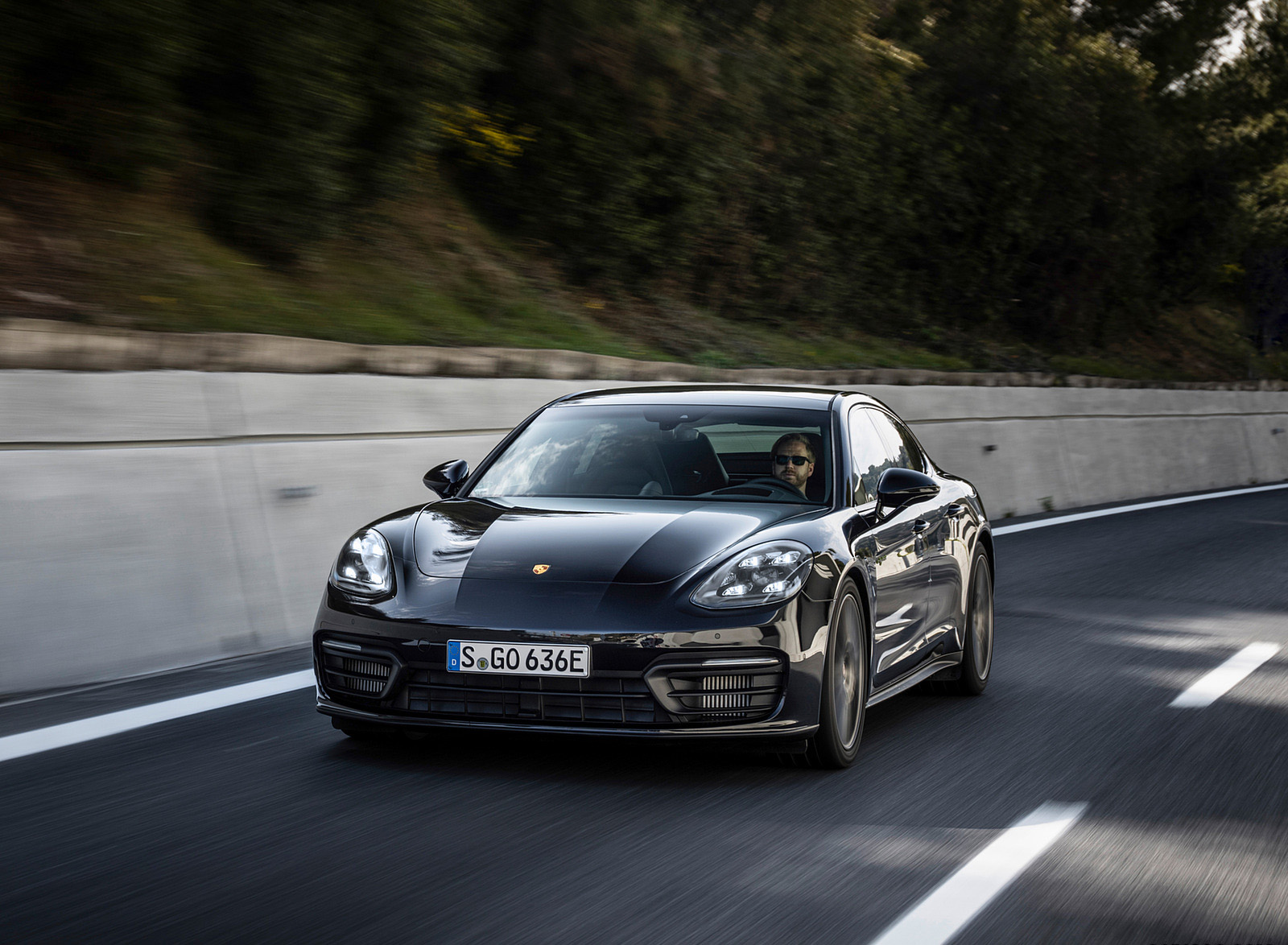 2022 Porsche Panamera 4 E-Hybrid Platinum Edition (Color: Jet Black Metallic) Front Wallpapers (1)