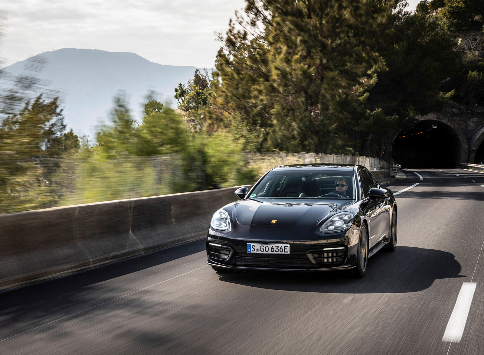 2022 Porsche Panamera 4 E-Hybrid Platinum Edition (Color: Jet Black Metallic) Front Wallpapers (9)