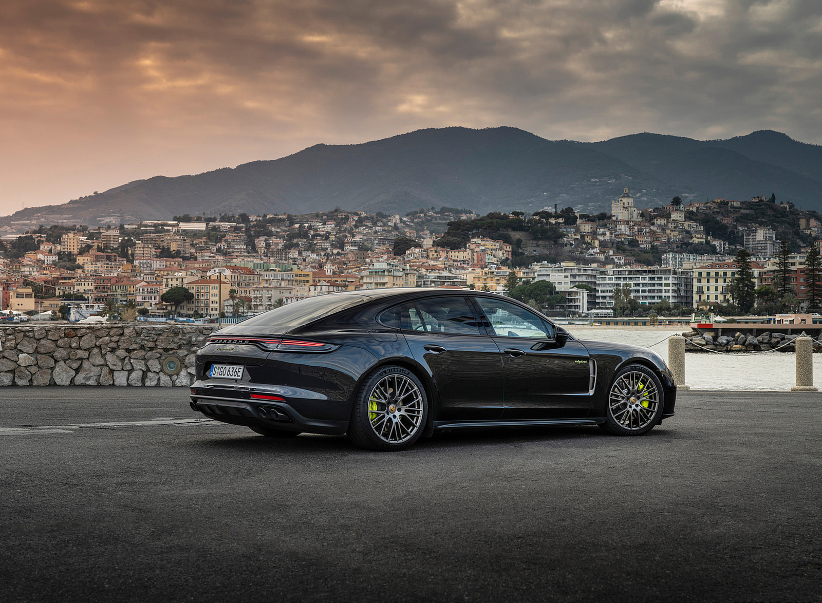 2022 Porsche Panamera 4 E-Hybrid Platinum Edition (Color: Jet Black Metallic) Rear Three-Quarter Wallpapers (14)