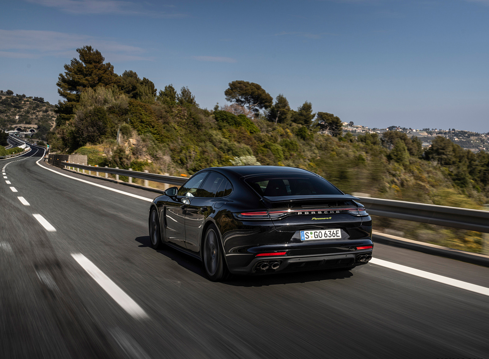 2022 Porsche Panamera 4 E-Hybrid Platinum Edition (Color: Jet Black Metallic) Rear Three-Quarter Wallpapers (3)