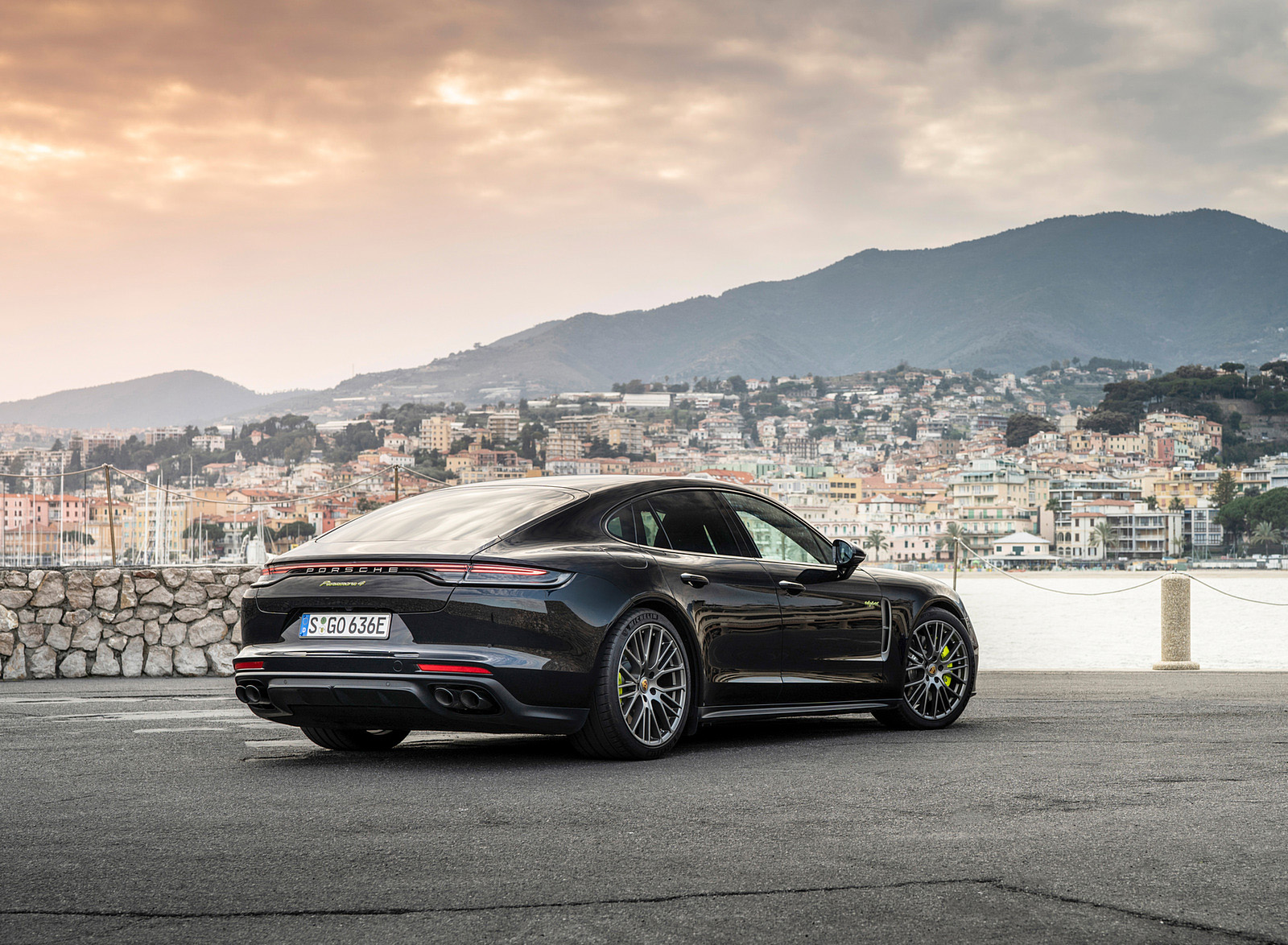2022 Porsche Panamera 4 E-Hybrid Platinum Edition (Color: Jet Black Metallic) Rear Three-Quarter Wallpapers (15)