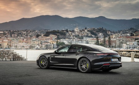 2022 Porsche Panamera 4 E-Hybrid Platinum Edition (Color: Jet Black Metallic) Rear Three-Quarter Wallpapers 450x275 (19)