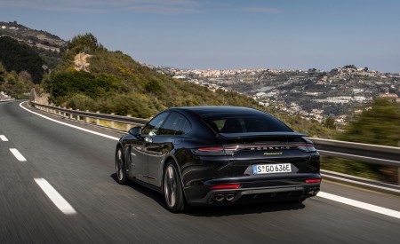 2022 Porsche Panamera 4 E-Hybrid Platinum Edition (Color: Jet Black Metallic) Rear Wallpapers 450x275 (4)
