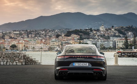 2022 Porsche Panamera 4 E-Hybrid Platinum Edition (Color: Jet Black Metallic) Rear Wallpapers 450x275 (20)