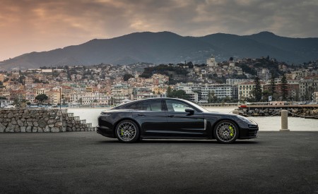 2022 Porsche Panamera 4 E-Hybrid Platinum Edition (Color: Jet Black Metallic) Side Wallpapers 450x275 (16)