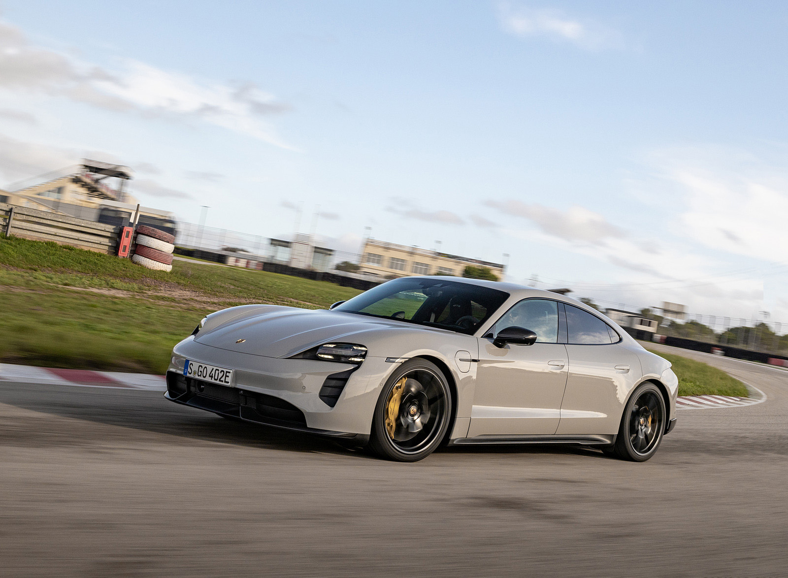 2022 Porsche Taycan GTS (Color: Crayon) Front Three-Quarter Wallpapers (10)