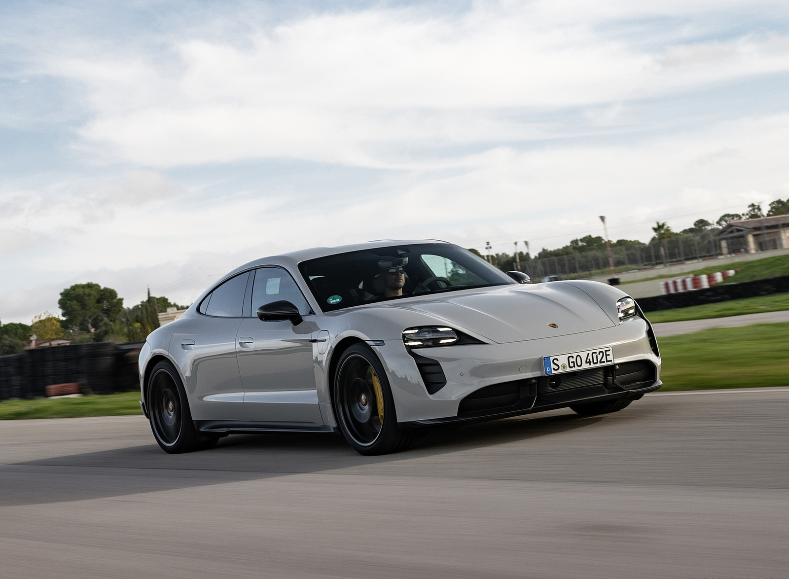 2022 Porsche Taycan GTS (Color: Crayon) Front Three-Quarter Wallpapers (3)