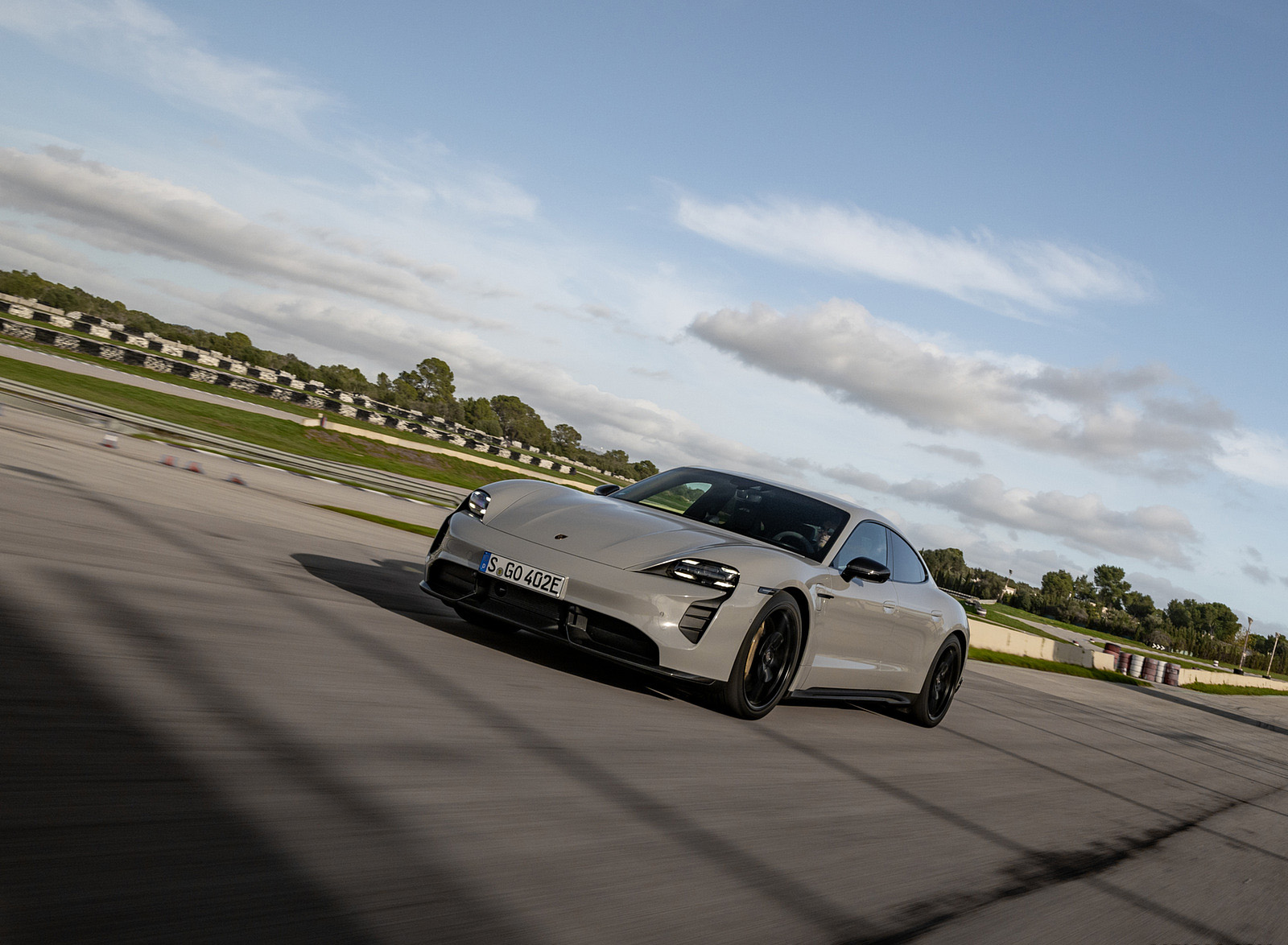 2022 Porsche Taycan GTS (Color: Crayon) Front Three-Quarter Wallpapers (5)