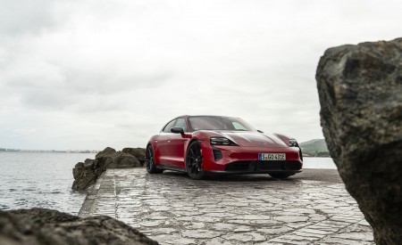 2022 Porsche Taycan GTS Sport Turismo (Color: Carmine Red) Front Three-Quarter Wallpapers 450x275 (81)