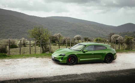 2022 Porsche Taycan GTS Sport Turismo (Color: Mamba Green Metallic) Side Wallpapers 450x275 (19)