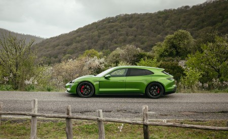 2022 Porsche Taycan GTS Sport Turismo (Color: Mamba Green Metallic) Side Wallpapers 450x275 (27)