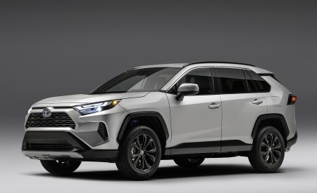 2022 Toyota RAV4 SE Hybrid Front Three-Quarter Wallpapers 450x275 (7)