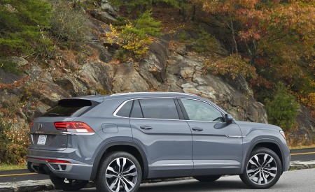 2022 Volkswagen Atlas Cross Sport Rear Three-Quarter Wallpapers 450x275 (11)