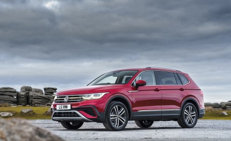 2022 Volkswagen Tiguan Allspace Elegance (UK-Spec) Front Three-Quarter Wallpapers 450x275 (9)