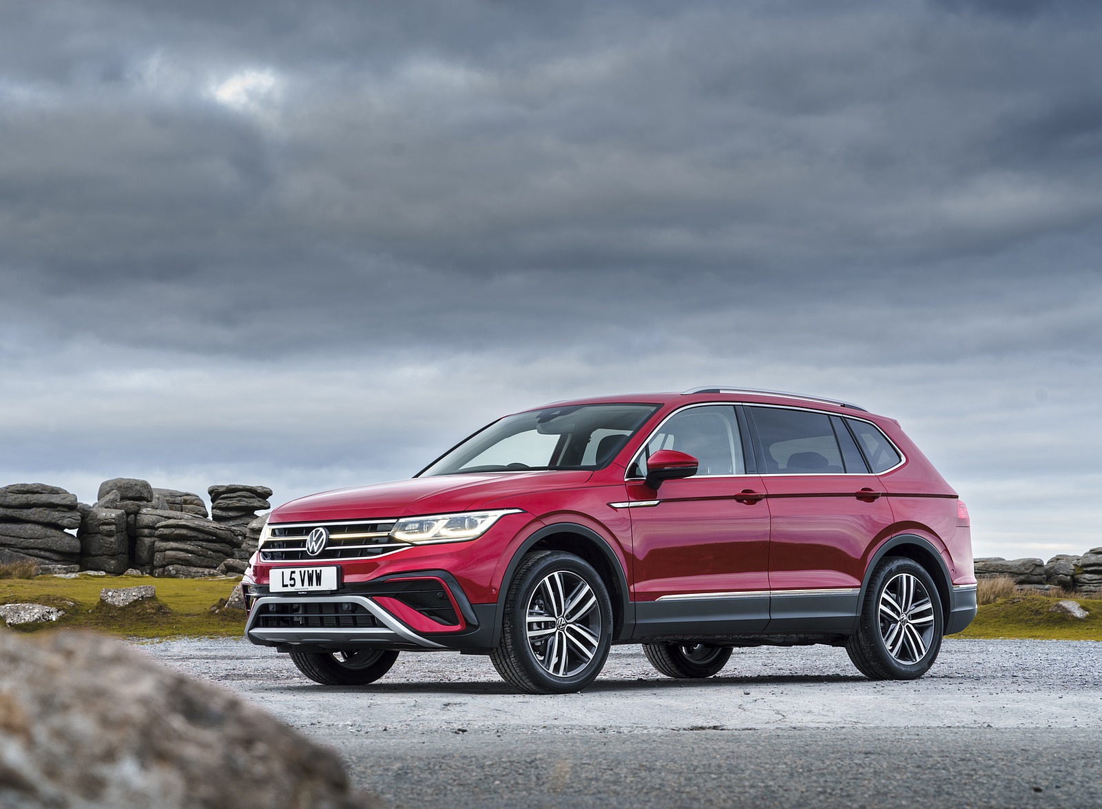 2022 Volkswagen Tiguan Allspace Elegance (UK-Spec) Front Three-Quarter Wallpapers (9)