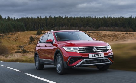 2022 Volkswagen Tiguan Allspace Elegance (UK-Spec) Front Three-Quarter Wallpapers 450x275 (5)