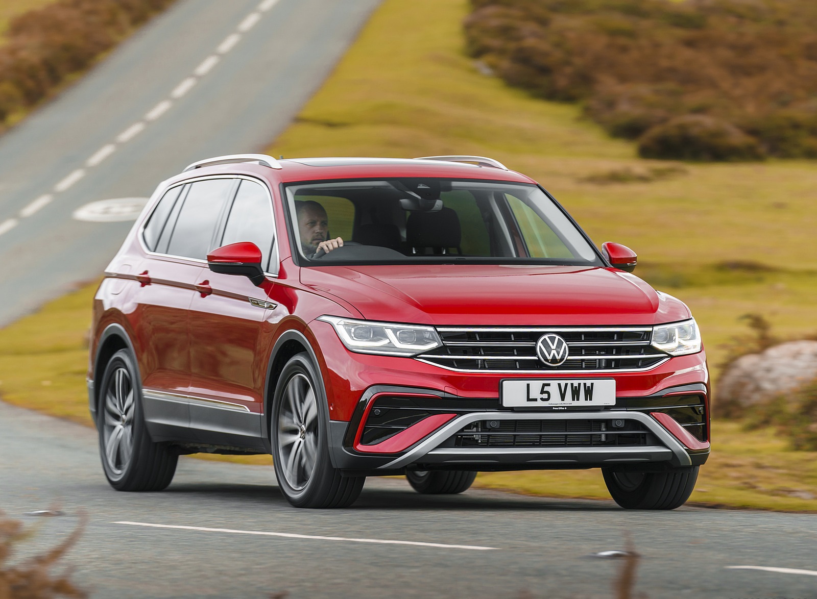 2022 Volkswagen Tiguan Allspace Elegance (UK-Spec) Front Three-Quarter Wallpapers (1)