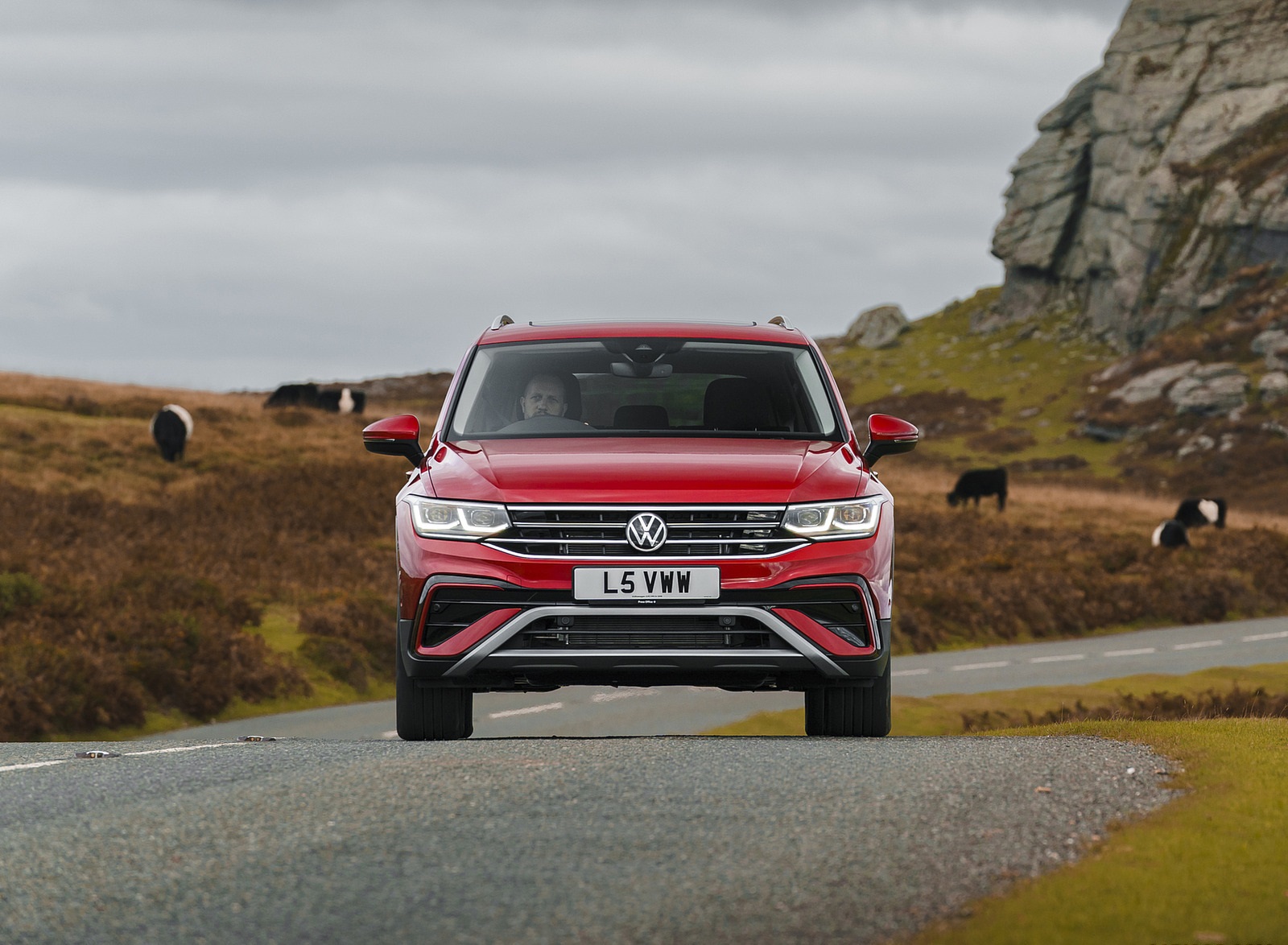 2022 Volkswagen Tiguan Allspace Elegance (UK-Spec) Front Wallpapers (2)