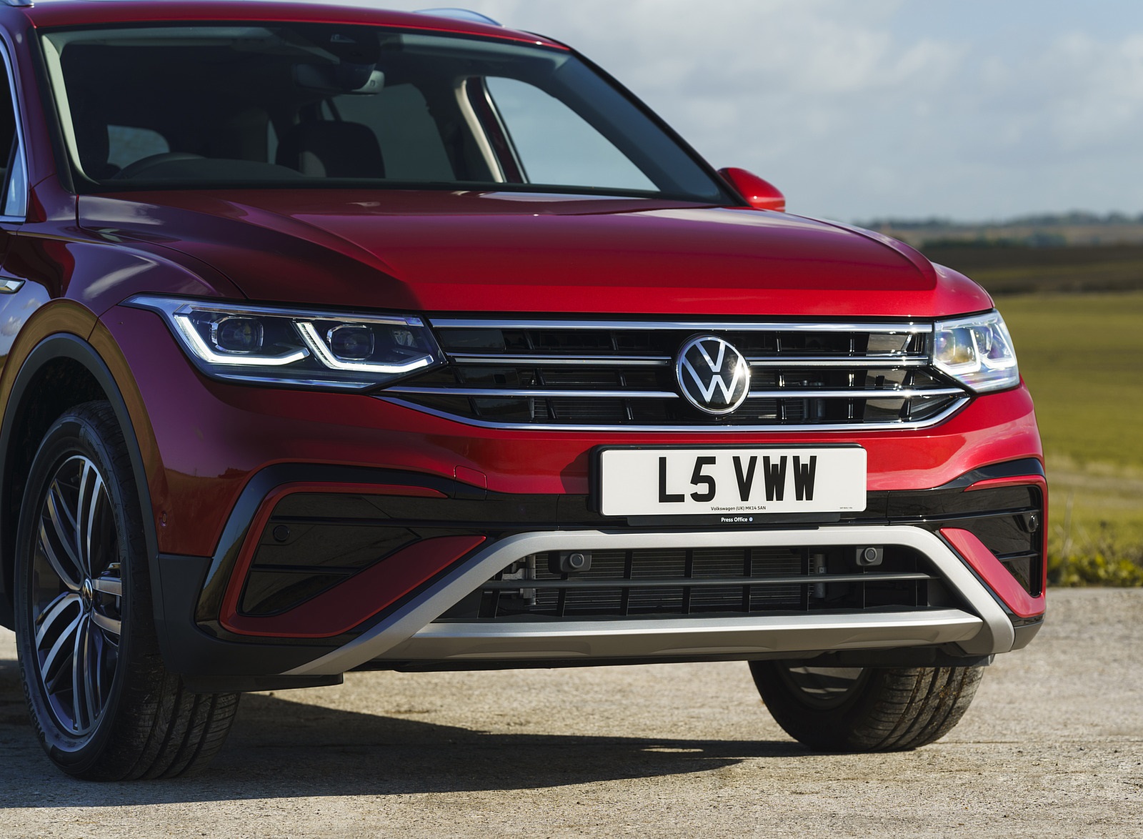 2022 Volkswagen Tiguan Allspace Elegance (UK-Spec) Front Wallpapers (15)
