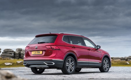 2022 Volkswagen Tiguan Allspace Elegance (UK-Spec) Rear Three-Quarter Wallpapers 450x275 (11)