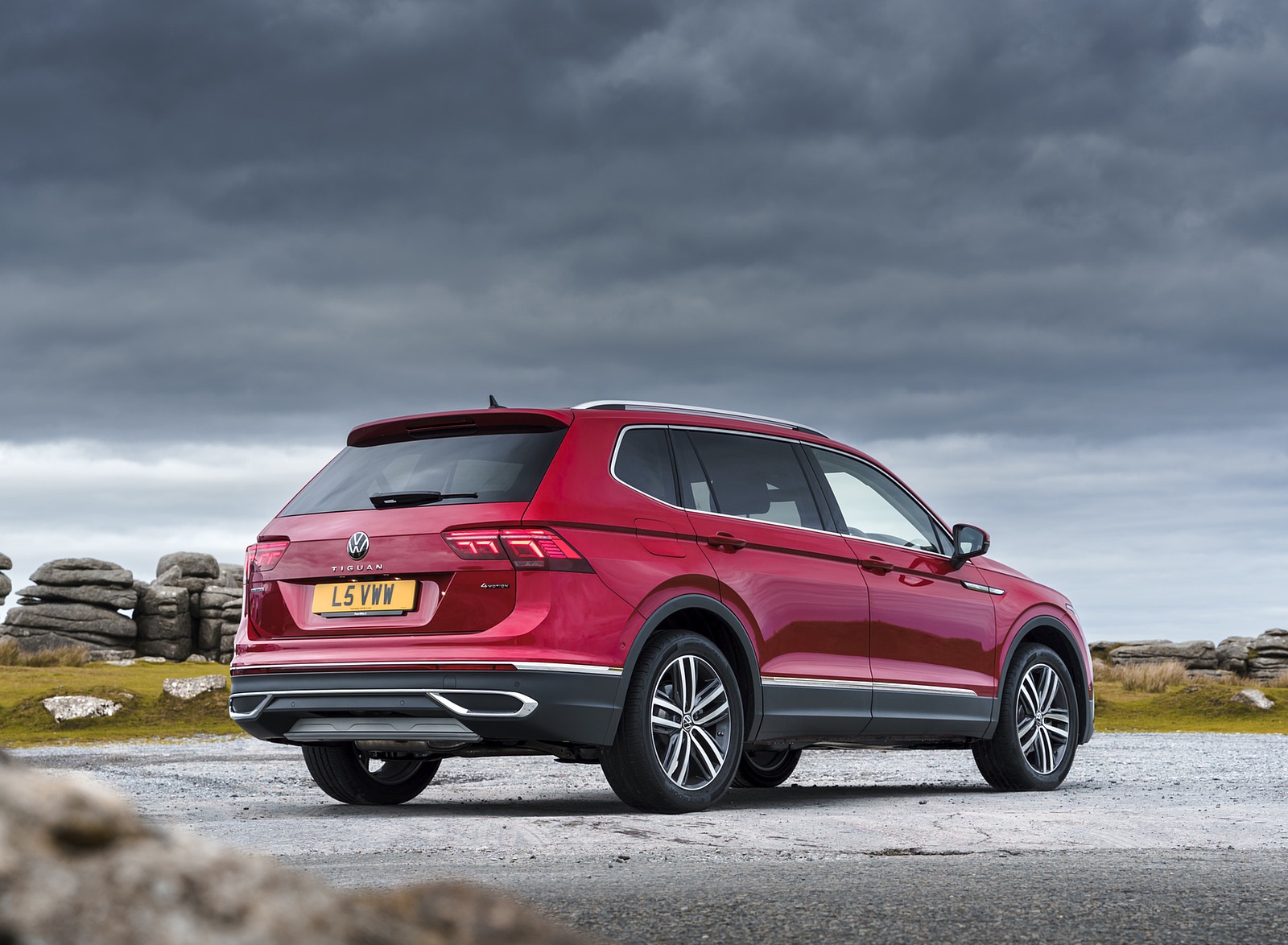 2022 Volkswagen Tiguan Allspace Elegance (UK-Spec) Rear Three-Quarter Wallpapers (11)