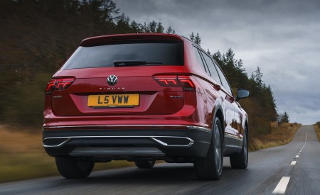 2022 Volkswagen Tiguan Allspace Elegance (UK-Spec) Rear Wallpapers 450x275 (7)