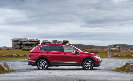 2022 Volkswagen Tiguan Allspace Elegance (UK-Spec) Side Wallpapers 450x275 (13)