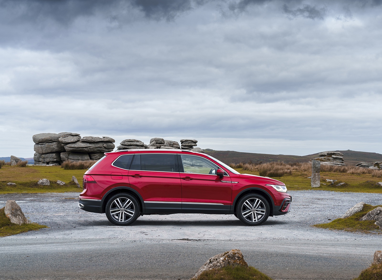 2022 Volkswagen Tiguan Allspace Elegance (UK-Spec) Side Wallpapers (13)
