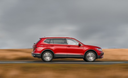 2022 Volkswagen Tiguan Allspace Elegance (UK-Spec) Side Wallpapers 450x275 (8)