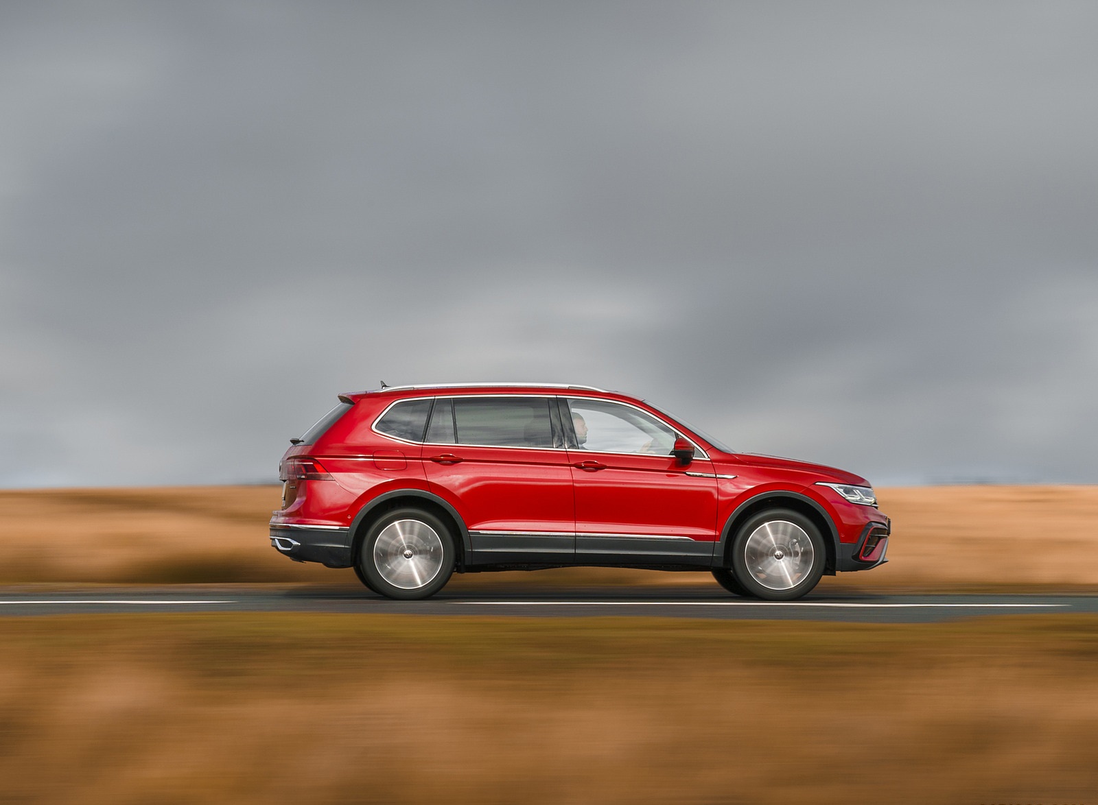 2022 Volkswagen Tiguan Allspace Elegance (UK-Spec) Side Wallpapers (8)