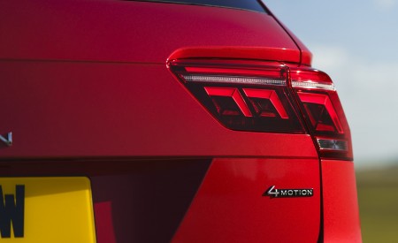 2022 Volkswagen Tiguan Allspace Elegance (UK-Spec) Tail Light Wallpapers 450x275 (22)