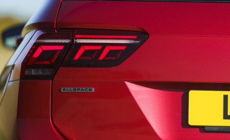 2022 Volkswagen Tiguan Allspace Elegance (UK-Spec) Tail Light Wallpapers 450x275 (23)