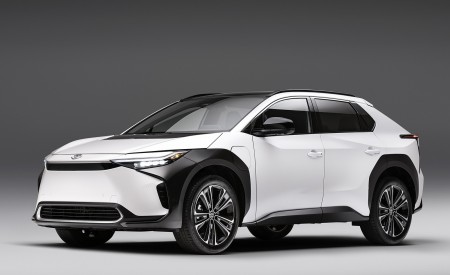 2023 Toyota bZ4X Limited (Color: Windchill Pearl; US-Spec) Front Three-Quarter Wallpapers 450x275 (6)