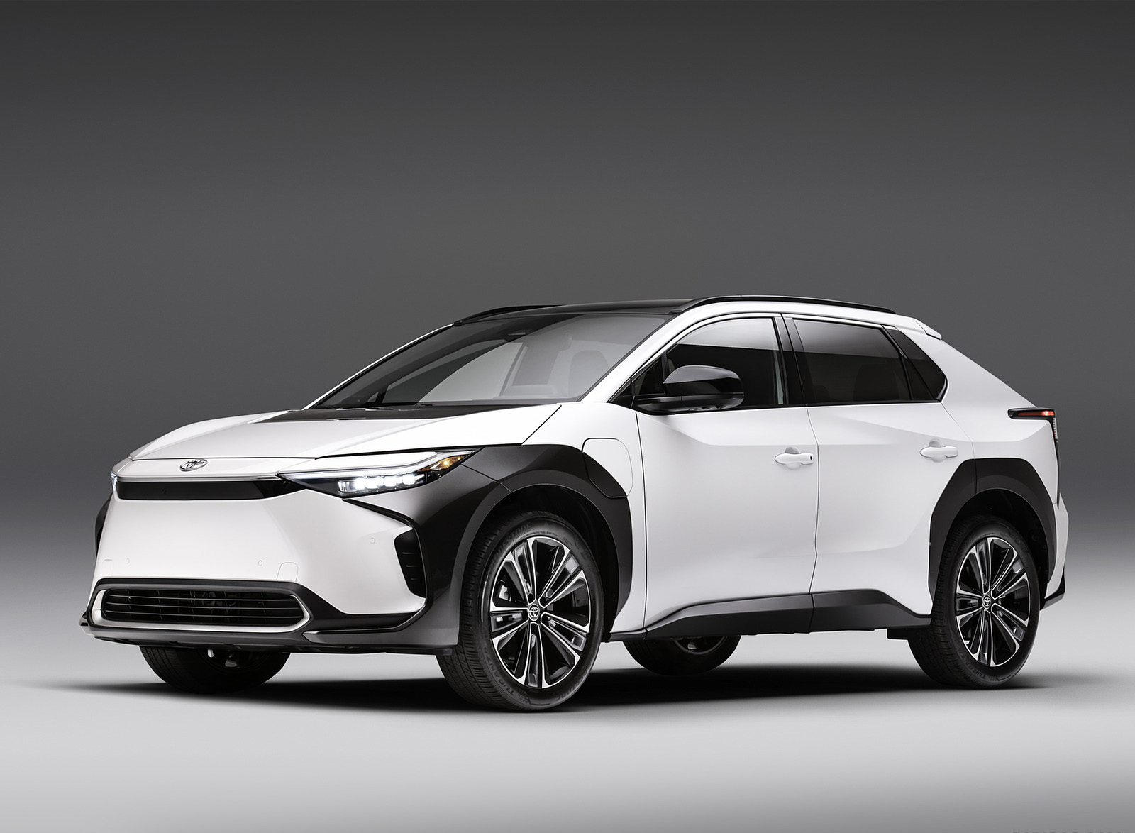 2023 Toyota bZ4X Limited (Color: Windchill Pearl; US-Spec) Front Three-Quarter Wallpapers (6)