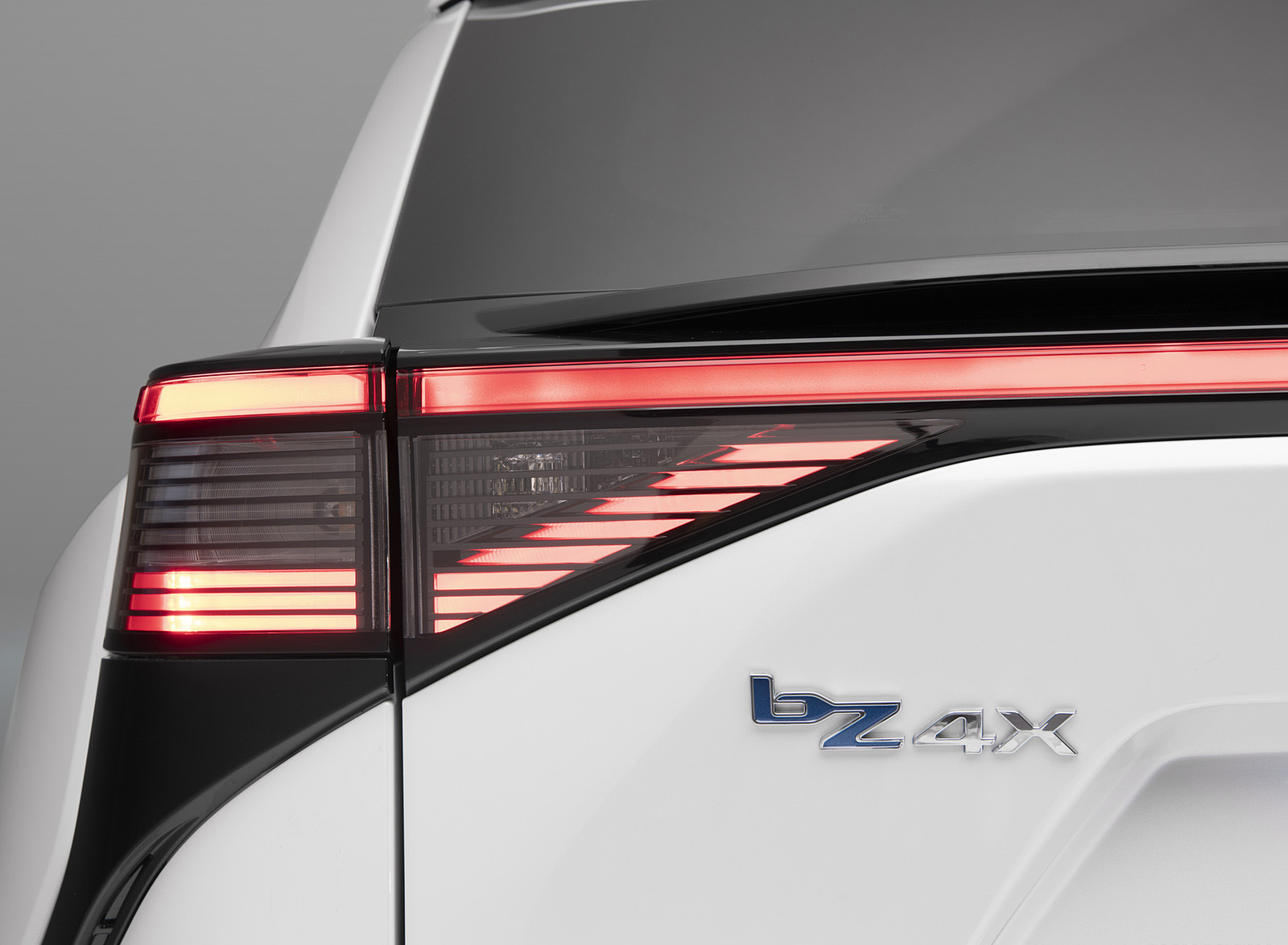 2023 Toyota bZ4X Limited (Color: Windchill Pearl; US-Spec) Tail Light Wallpapers (9)