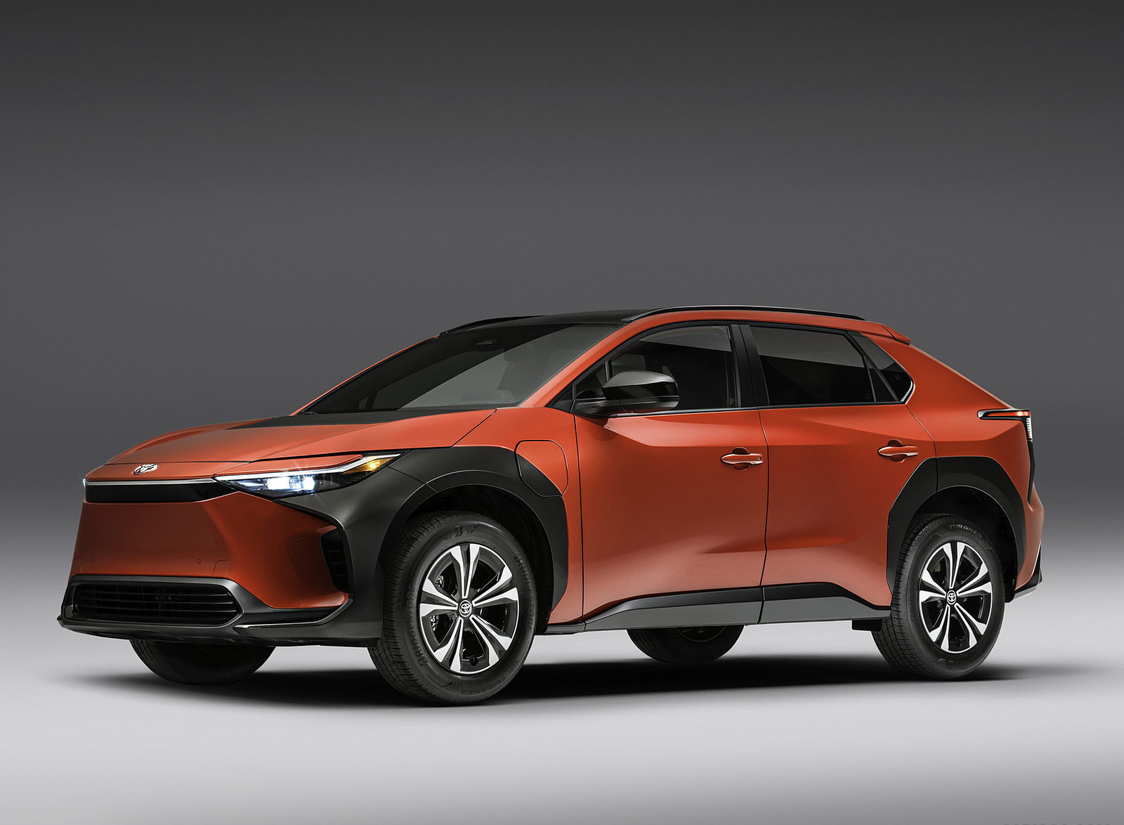 2023 Toyota bZ4X XLE (Color: Supersonic Red; US-Spec) Front Three-Quarter Wallpapers (1)