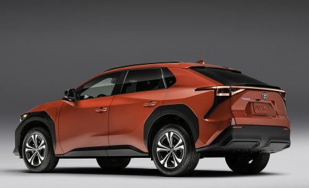 2023 Toyota bZ4X XLE (Color: Supersonic Red; US-Spec) Rear Three-Quarter Wallpapers 450x275 (3)