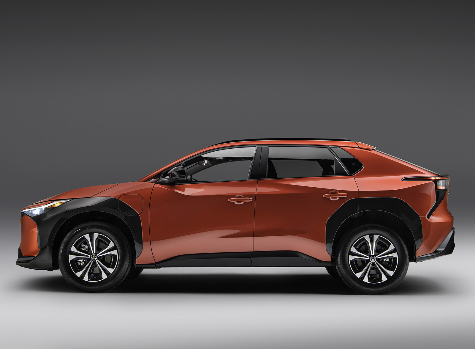 2023 Toyota bZ4X XLE (Color: Supersonic Red; US-Spec) Side Wallpapers (5)