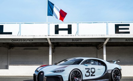 2021 Bugatti Chiron Pur Sport Grand Prix by BUGATTI Sur Mesure Front Three-Quarter Wallpapers 450x275 (8)