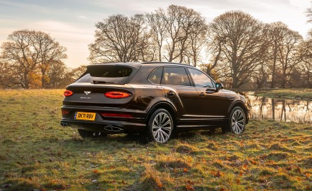 2022 Bentley Bentayga Outdoor Pursuits Rear Three-Quarter Wallpapers 450x275 (4)