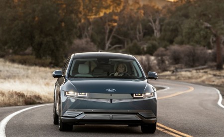 2022 Hyundai Ioniq 5 (US-Spec) Front Wallpapers 450x275 (2)
