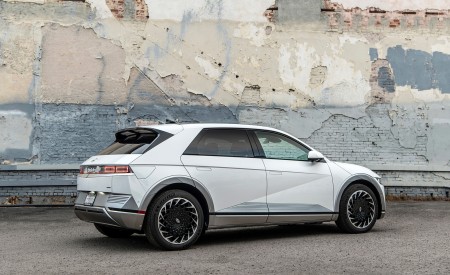 2022 Hyundai Ioniq 5 (US-Spec) Rear Three-Quarter Wallpapers 450x275 (46)