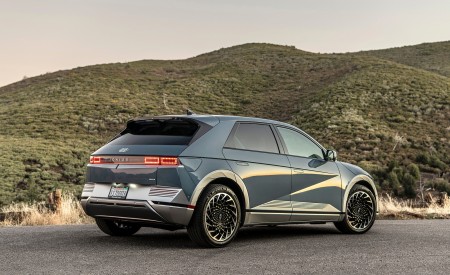 2022 Hyundai Ioniq 5 (US-Spec) Rear Three-Quarter Wallpapers 450x275 (8)