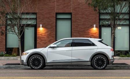 2022 Hyundai Ioniq 5 (US-Spec) Side Wallpapers 450x275 (43)