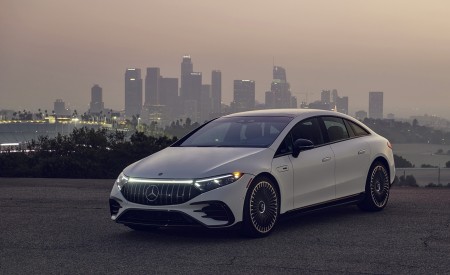 2022 Mercedes-AMG EQS 53 4MATIC+ (Color: Diamond White Bright) Front Three-Quarter Wallpapers 450x275 (64)